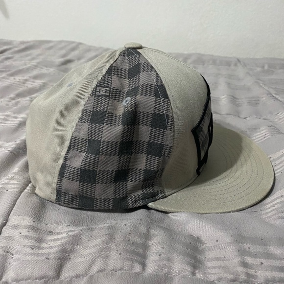 DC Flex-Fit cap - Picture 3 of 4